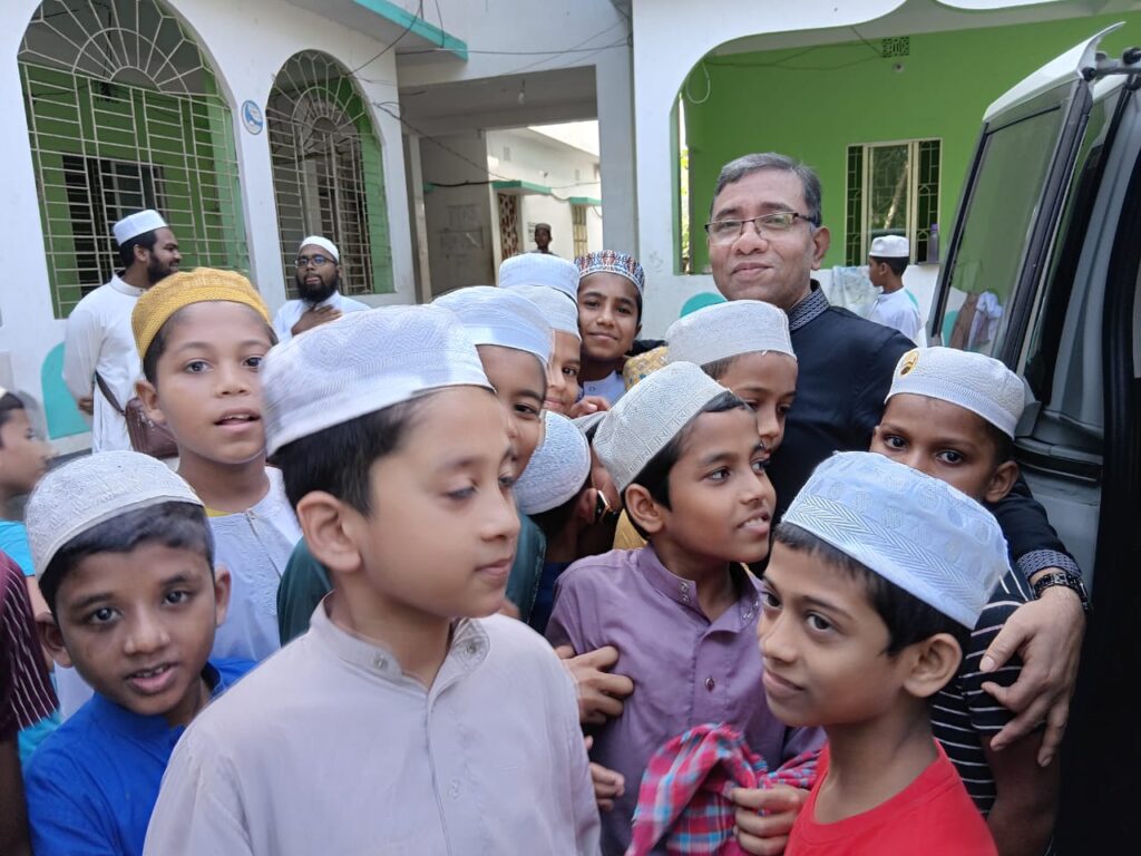 orphanage students receiving donation at ashrafia madrasah