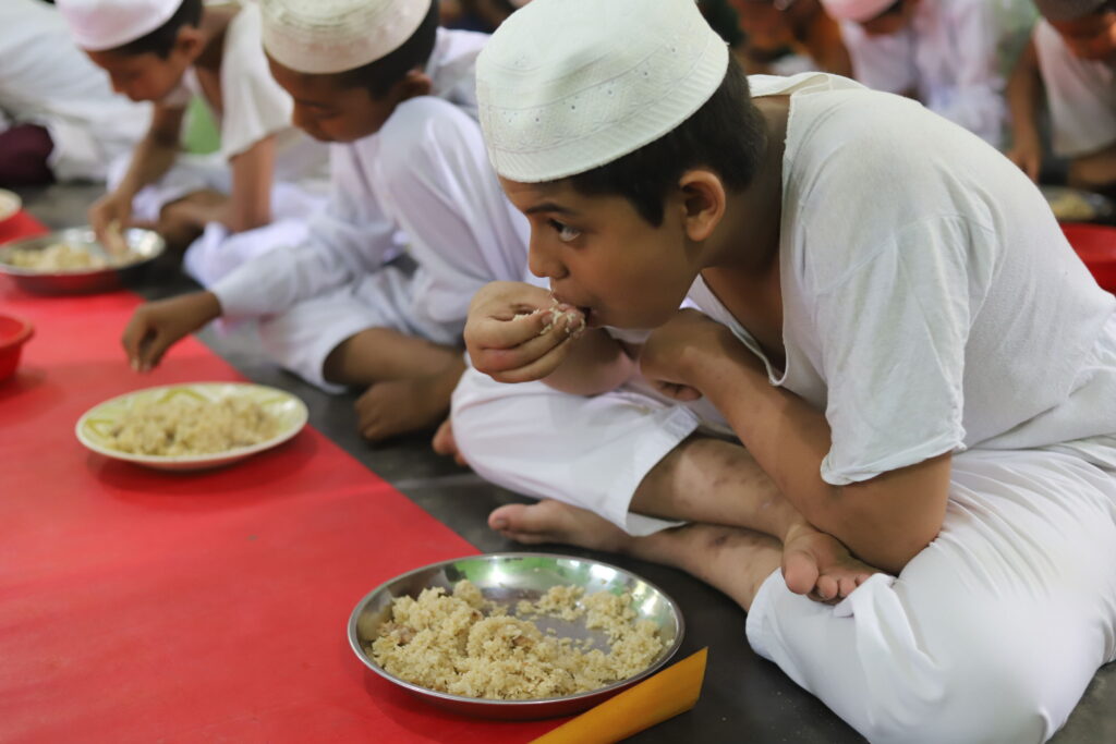 students eating food